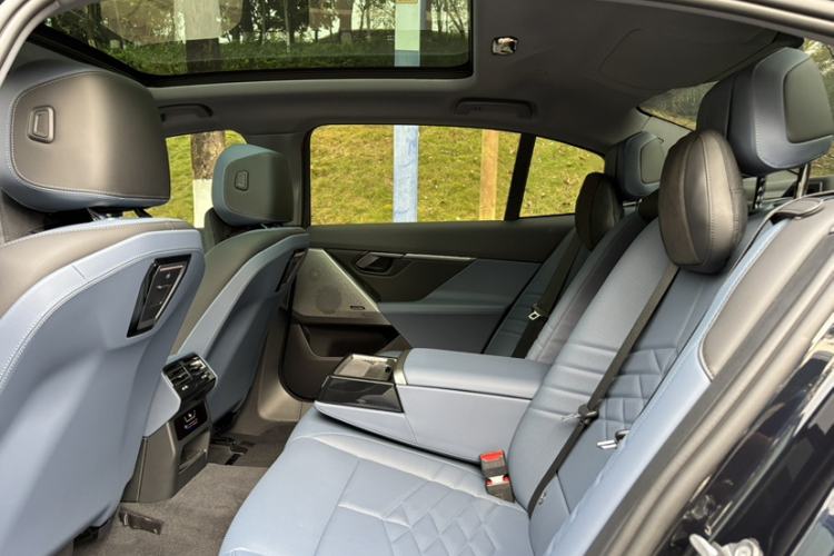 Used BMW i5 2024 eDrive 35L Prestige Luxury Package Interior 9