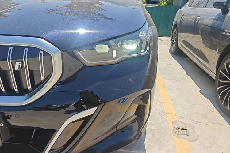 Used BMW i5 2024 eDrive 35L Luxury Model with M Sport Package Left Front Headlight