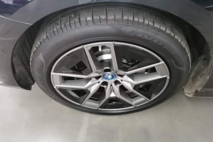 Used BMW i5 2024 eDrive 35L Prestige Luxury Package Left Front Wheel Hub