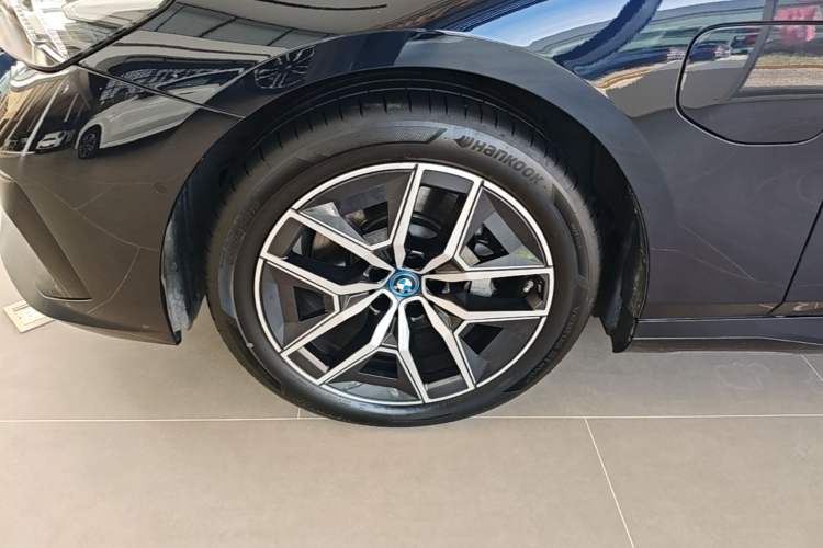 Used BMW i5 2024 eDrive 35L M Sport Package Left Front Wheel Hub