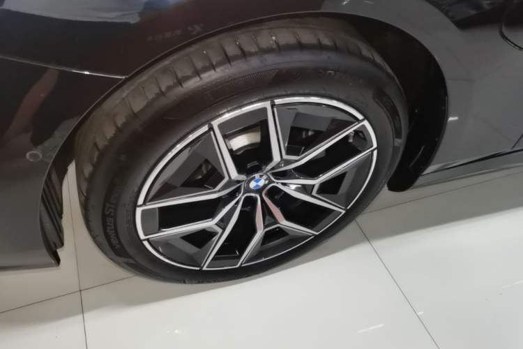 Used BMW i5 2024 eDrive 35L Luxury Model with M Sport Package Left Front Wheel Hub