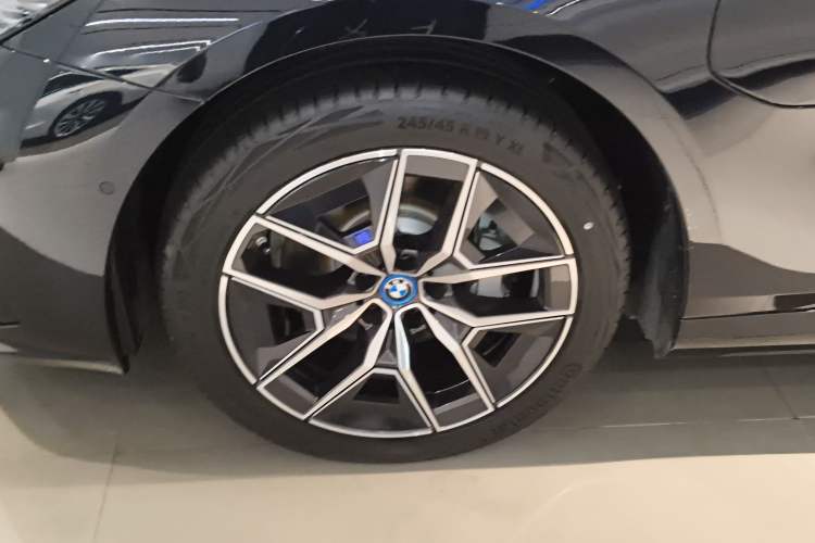 Used BMW i5 2024 eDrive 35L M Sport Package Left Front Wheel Hub