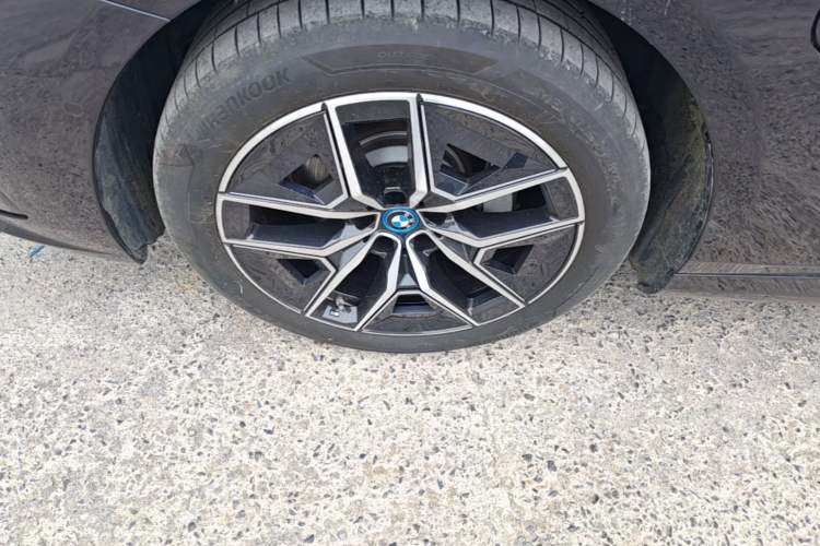 Used BMW i5 2024 eDrive 35L Luxury Model with M Sport Package Left Front Wheel Hub