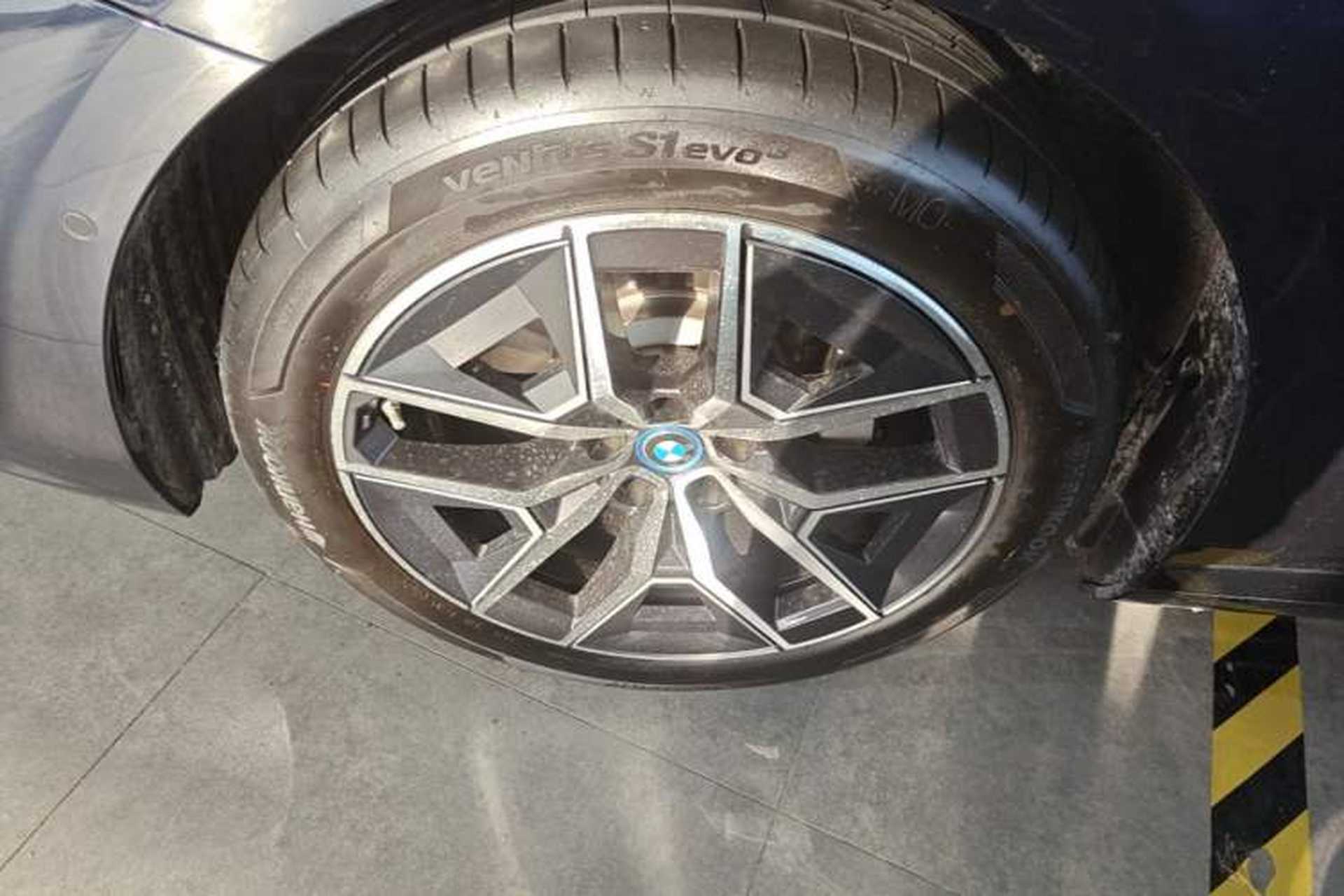 Used BMW i5 2024 eDrive 35L Luxury Model with M Sport Package Left Front Wheel Hub