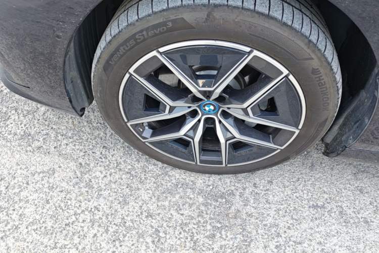 Used BMW i5 2024 eDrive 35L M Sport Package Left Front Wheel Hub