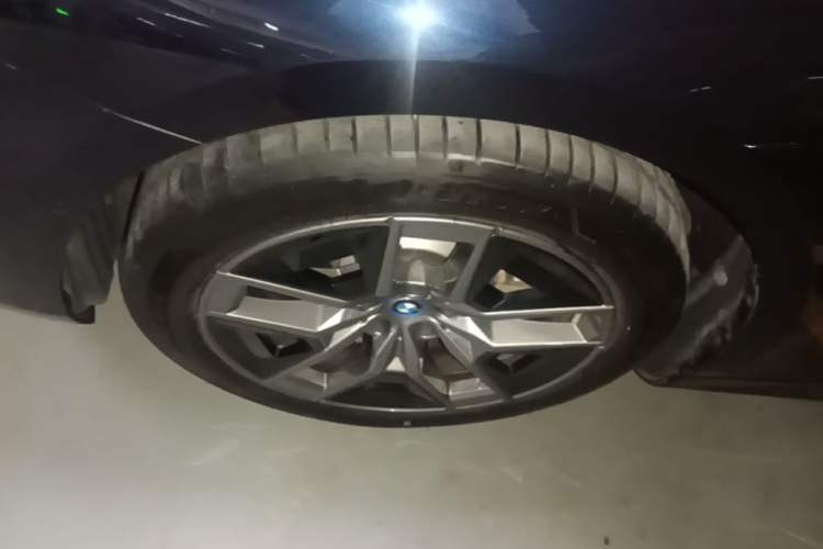 Used BMW i5 2024 eDrive 35L Prestige Luxury Package Left Front Wheel Hub