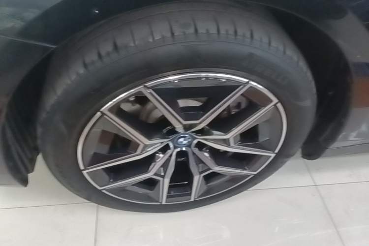 Used BMW i5 2024 eDrive 35L M Sport Package Left Front Wheel Hub