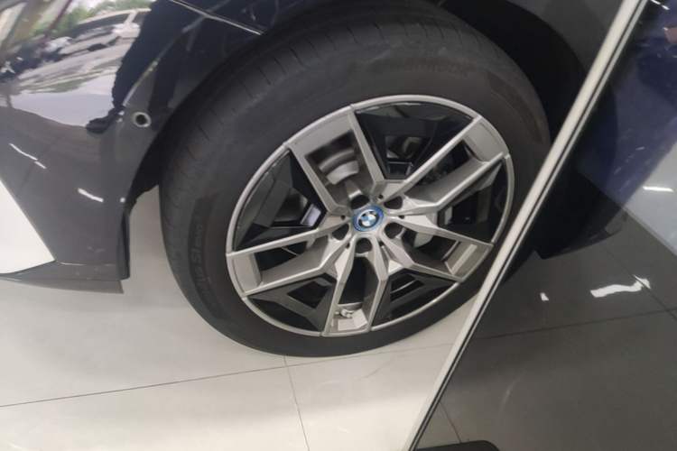 Used BMW i5 2024 eDrive 35L Prestige Luxury Package Left Front Wheel Hub