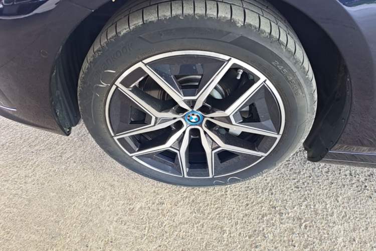 Used BMW i5 2024 eDrive 35L M Sport Package Left Front Wheel Hub