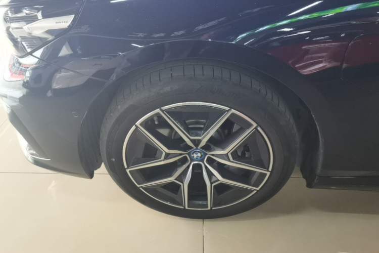 Used BMW i5 2024 eDrive 35L M Sport Package Left Front Wheel Hub