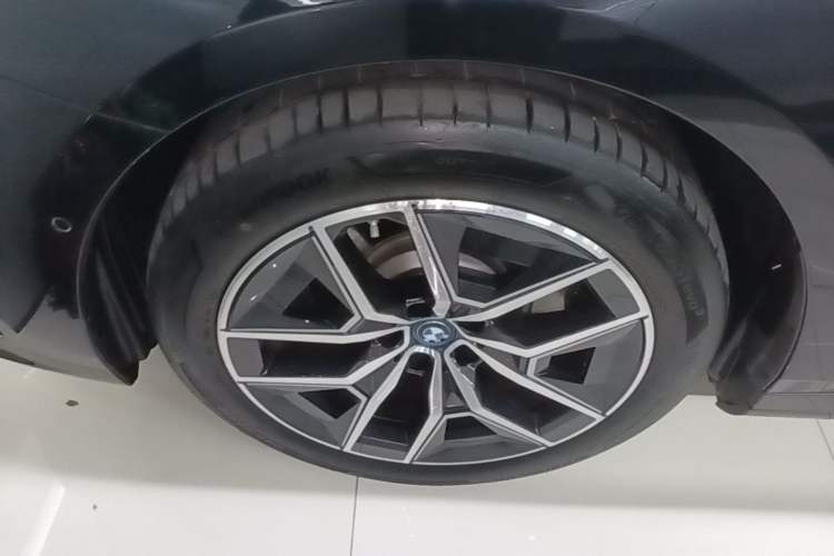 Used BMW i5 2024 eDrive 35L M Sport Package Left Front Wheel Hub