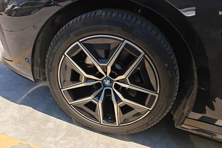 Used BMW i5 2024 eDrive 35L Luxury Model with M Sport Package Left Front Wheel Hub