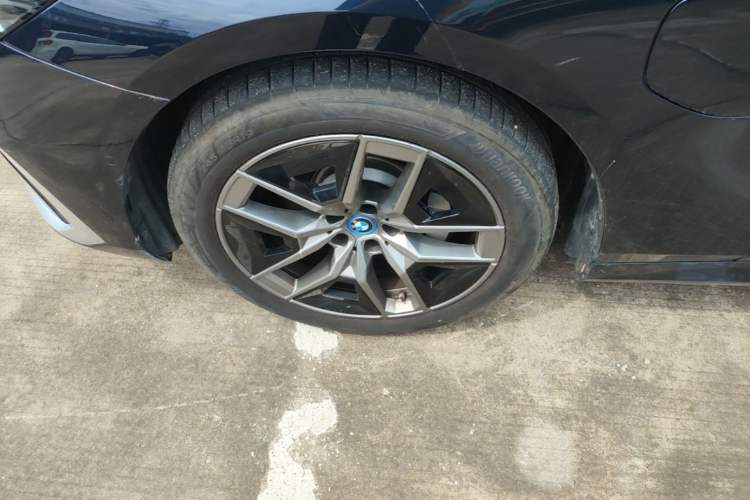 Used BMW i5 2024 eDrive 35L Luxury Package Left Front Wheel Hub