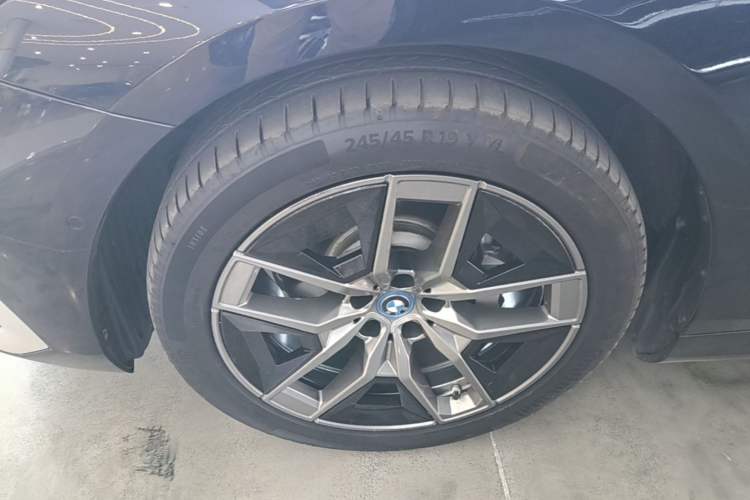 Used BMW i5 2024 eDrive 35L Luxury Package Left Front Wheel Hub