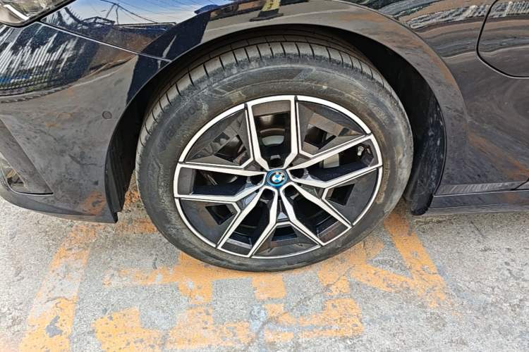 Used BMW i5 2024 eDrive 35L Luxury Model with M Sport Package Left Front Wheel Hub