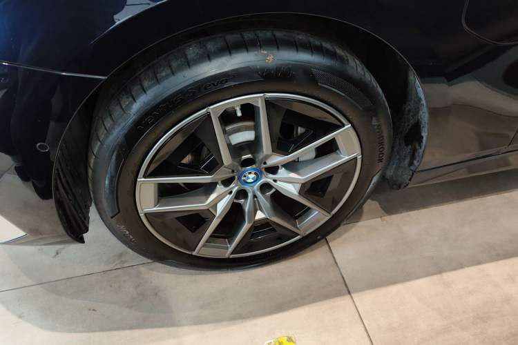 Used BMW i5 2024 eDrive 35L Luxury Package Left Front Wheel Hub