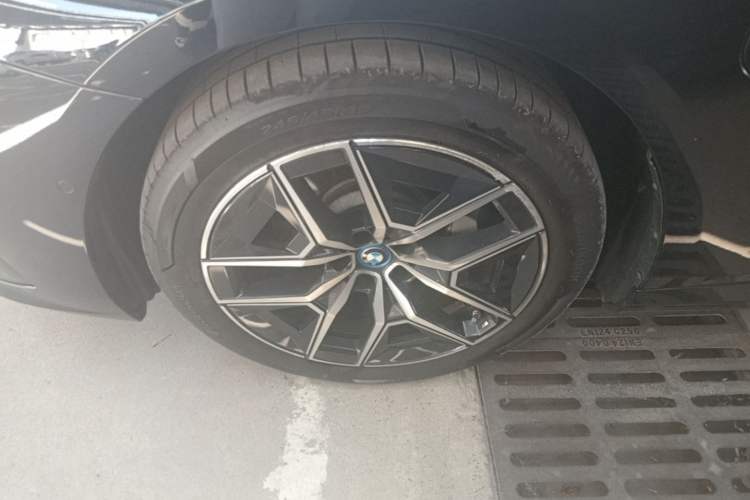 Used BMW i5 2024 eDrive 35L M Sport Package Left Front Wheel Hub