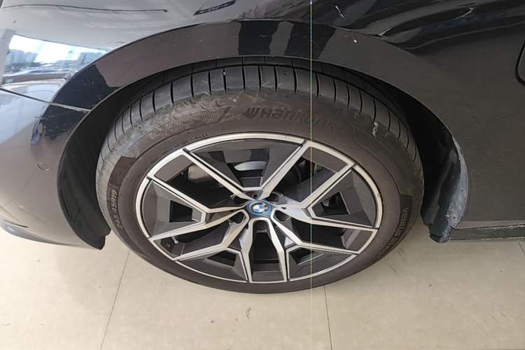 Used BMW i5 2024 eDrive 35L M Sport Package Left Front Wheel Hub