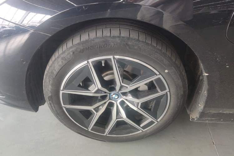 Used BMW i5 2024 eDrive 35L M Sport Package Left Front Wheel Hub