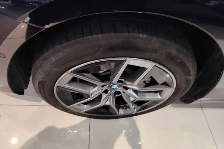 Used BMW i5 2024 eDrive 35L Prestige Luxury Package Left Front Wheel Hub