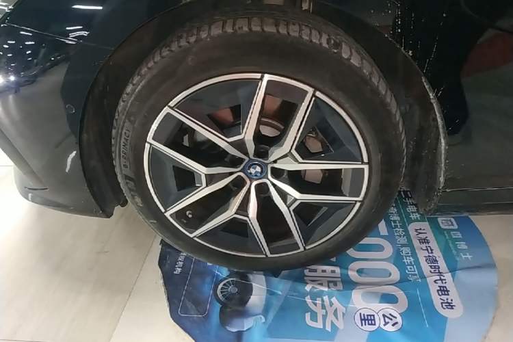 Used BMW i5 2024 eDrive 35L M Sport Package Left Front Wheel Hub