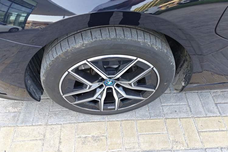 Used BMW i5 2024 eDrive 35L M Sport Package Left Front Wheel Hub