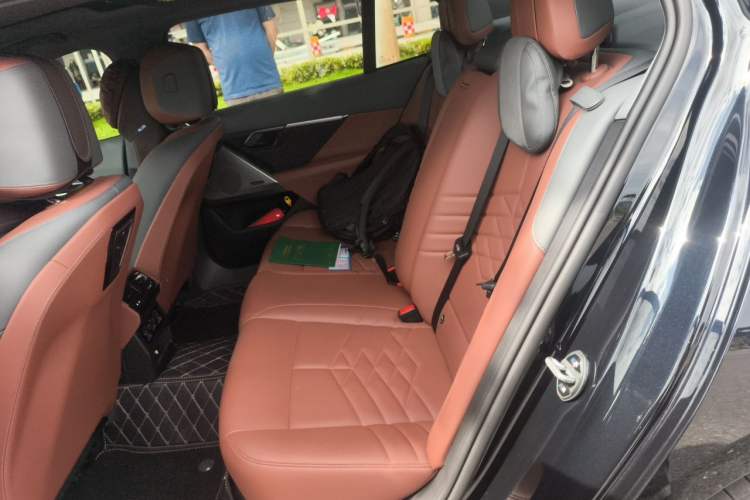 Used BMW i5 2024 eDrive 35L Prestige Luxury Package Left Rear Seat