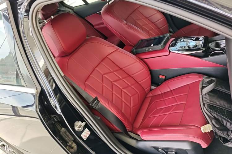 Used BMW i5 2024 eDrive 35L M Sport Package Right Front Seat