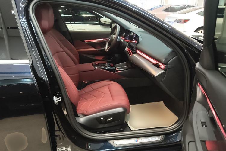 Used BMW i5 2024 eDrive 35L M Sport Package Right Front Seat