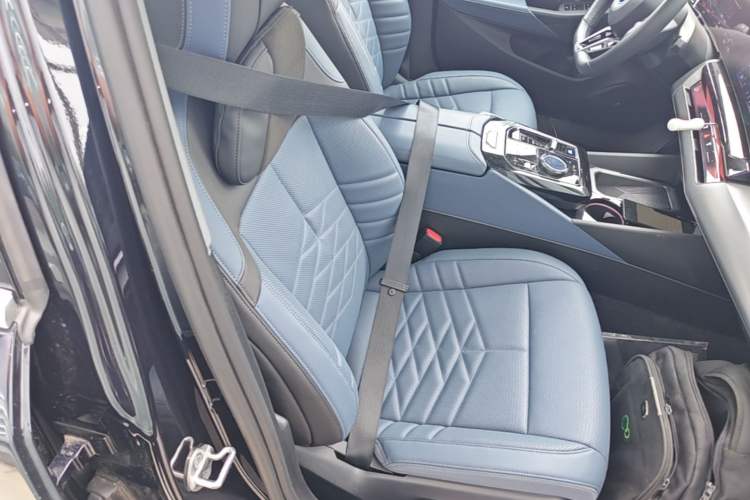 Used BMW i5 2024 eDrive 35L Luxury Model with M Sport Package Right Front Seat