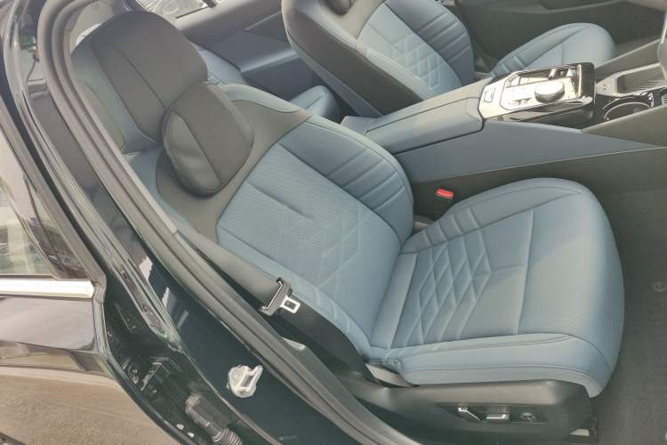 Used BMW i5 2024 eDrive 35L M Sport Package Right Front Seat