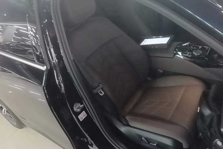 Used BMW i5 2024 eDrive 35L M Sport Package Right Front Seat