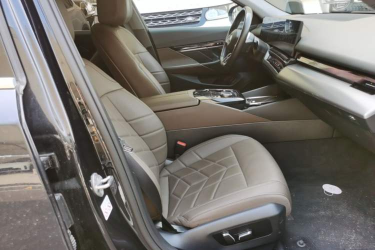 Used BMW i5 2024 eDrive 35L M Sport Package Right Front Seat