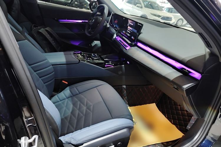 Used BMW i5 2024 eDrive 35L Prestige Luxury Package Right Front Seat