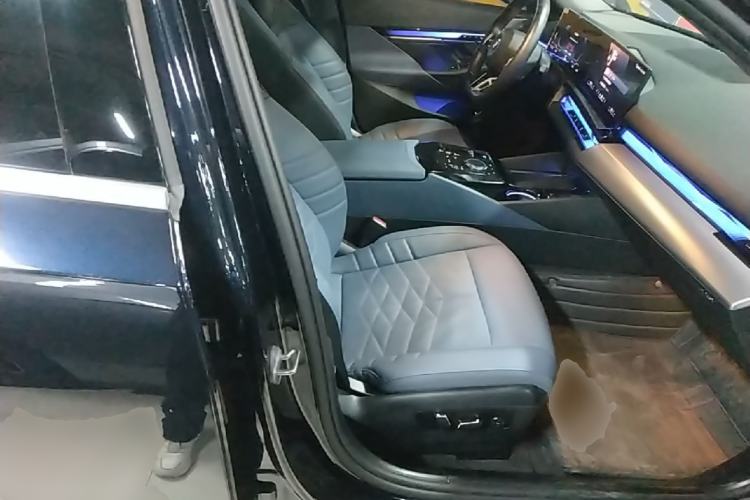 Used BMW i5 2024 eDrive 35L M Sport Package Right Front Seat