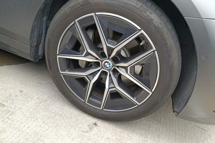 Used BMW i5 2024 eDrive 35L M Sport Package Right Front Wheel Hub