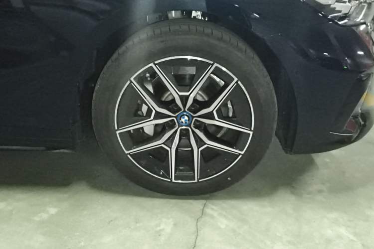 Used BMW i5 2024 eDrive 35L M Sport Package Right Front Wheel Hub