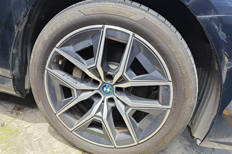 Used BMW i5 2024 eDrive 35L M Sport Package Right Front Wheel Hub