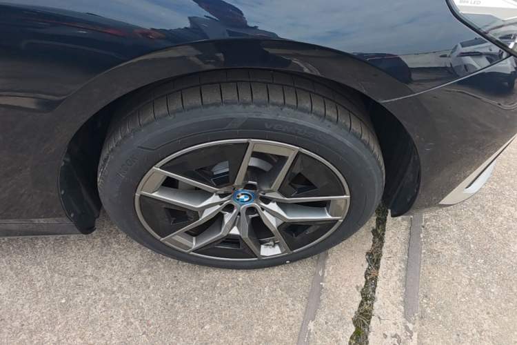 Used BMW i5 2024 eDrive 35L Prestige Luxury Package Right Front Wheel Hub