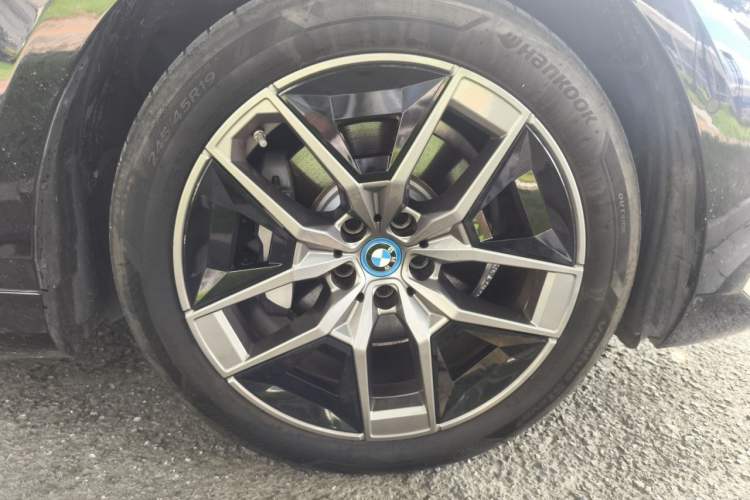 Used BMW i5 2024 eDrive 35L Prestige Luxury Package Right Front Wheel Hub