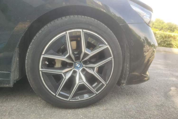 Used BMW i5 2024 eDrive 35L M Sport Package Right Front Wheel Hub