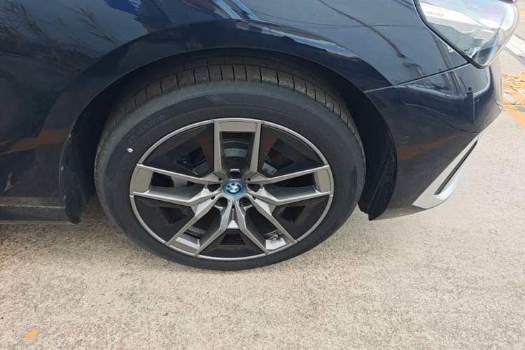 Used BMW i5 2024 eDrive 35L Luxury Package Right Front Wheel Hub