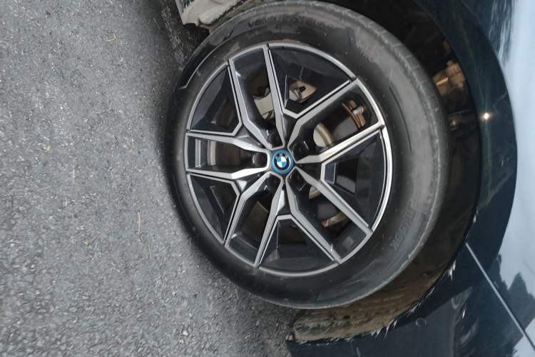 Used BMW i5 2024 eDrive 35L M Sport Package Right Front Wheel Hub