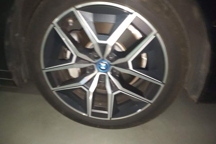 Used BMW i5 2024 eDrive 35L M Sport Package Right Front Wheel Hub