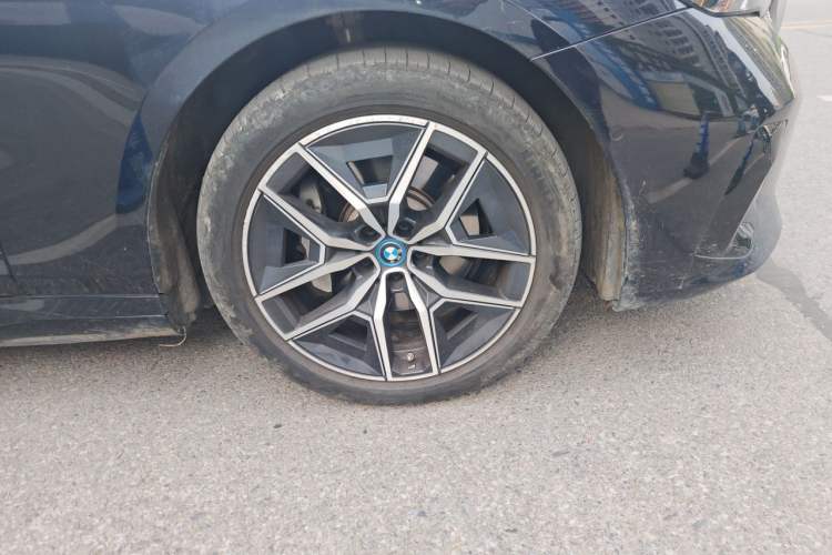 Used BMW i5 2024 eDrive 35L M Sport Package Right Front Wheel Hub