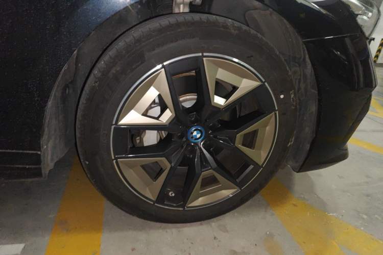 Used BMW i5 2024 eDrive 35L M Sport Package Right Front Wheel Hub