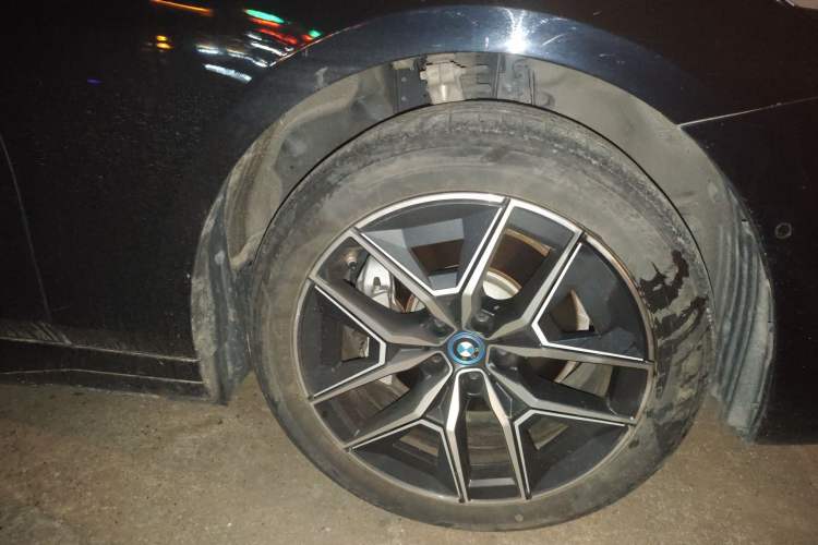 Used BMW i5 2024 eDrive 35L M Sport Package Right Front Wheel Hub