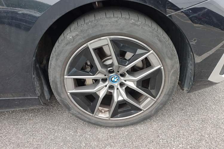 Used BMW i5 2024 eDrive 35L Luxury Package Right Front Wheel Hub