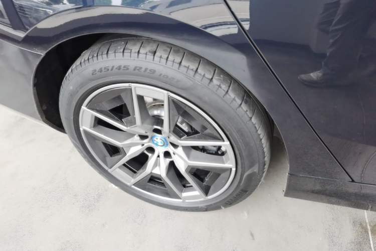 Used BMW i5 2024 eDrive 35L Prestige Luxury Package Right Rear Wheel Hub