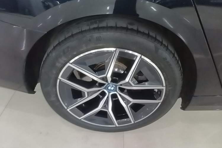 Used BMW i5 2024 eDrive 35L M Sport Package Right Rear Wheel Hub